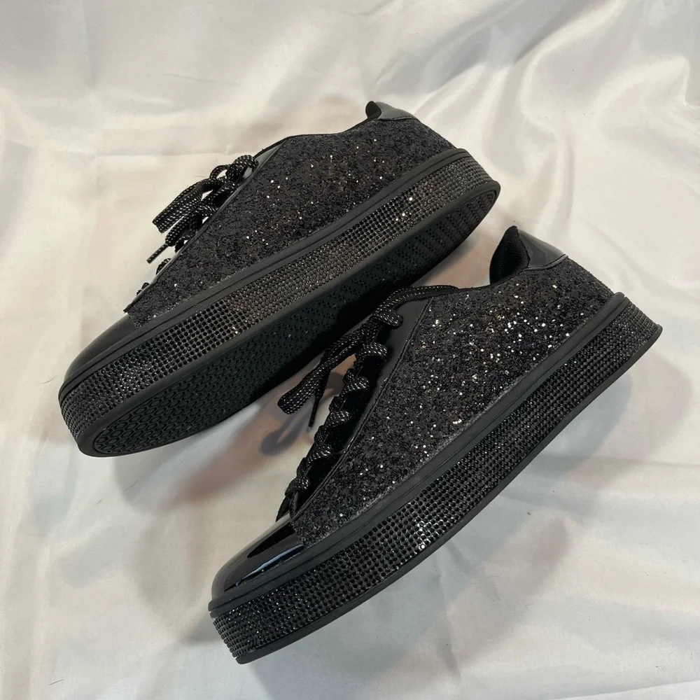 NWOT uubaris Glitter & Patent Sneaker